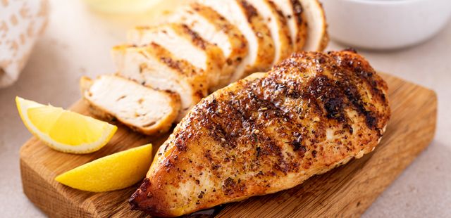 Faça em casa o peito de frango com crosta de sementes que parece ter saído de um restaurante fit