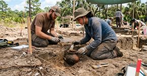 Estudantes cavavam um antigo assentamento na Flórida quando retiraram do solo um pote indígena de 400 anos praticamente inteiro