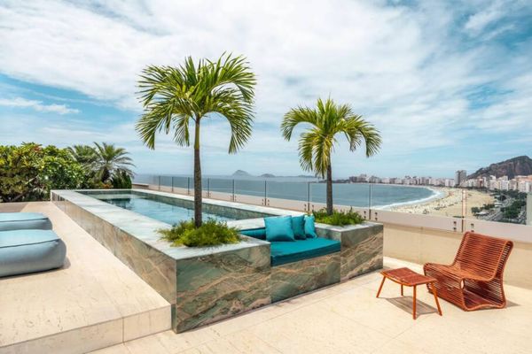 Piscina privativa da cobertura da Anitta em Copacabana