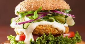 Hamburgueria faz lanche vegetariano especial para aniversário de SP