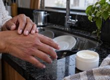 Featured side: Este ingrediente rico em antioxidantes pode ajudar a proteger as mãos contra ressecamento, frio e rachaduras