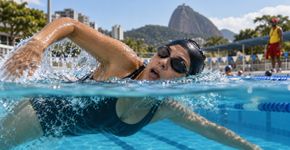 O que acontece no corpo de quem pratica natação? Especialistas explicam os efeitos no coração, pulmões e mente