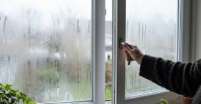 Demorei para entender por que a janela fica molhada por dentro mesmo sem chuva