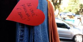 Gaúchos espalham cabides para doação de agasalhos