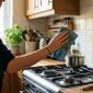 Da redação: Como remover a gordura das paredes atrás do fogão em 5 minutos: uma colher de sopa de um produto simples é suficiente