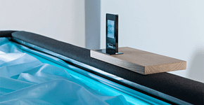 Cama com colchão de água dá a sensação de estar flutuando