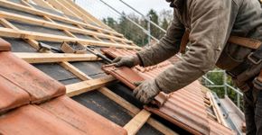 Trocar o telhado de uma casa de 100 metros quadrados pode custar mais do que o esperado em 2026: veja o que pesa no orçamento
