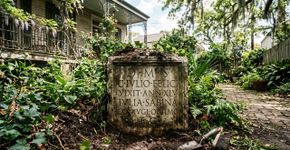Uma mulher encontrou uma lápide romana de quase 2 mil anos no quintal da própria casa nos Estados Unidos e ninguém sabia como ela havia chegado ali
