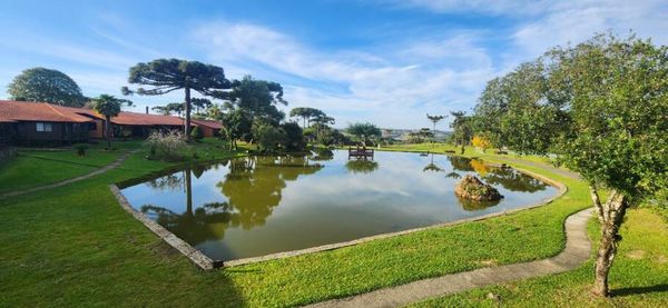 O hotel tem ampla área verde