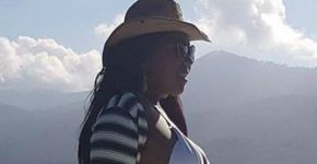 Mãe de Ludmilla posa de biquíni e vira febre na web