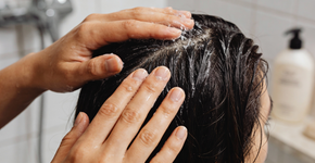 Como lavar o cabelo corretamente e acabar com a queda agora!