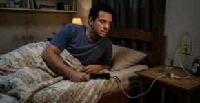 Homem deixou o celular carregando todas as noites no mesmo lugar durante anos e nunca se preocupou com isso, até acordar com um cheiro estranho vindo justamente do lado da cama