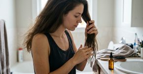 Os cabeleireiros afirmam: “A máscara ou o óleo capilar deve ser aplicado com o cabelo seco para que seja melhor absorvido e tenha uma ação mais profunda.”