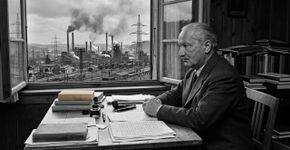 Martin Heidegger, filósofo, 1953: “O verdadeiro perigo tecnológico não está nas máquinas, mas na relação de domínio que o ser humano estabelece com o mundo.”