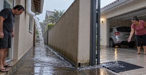 Morador reforma a calha para jogar a água da chuva para o próprio corredor, mas o novo volume começa a atravessar o muro e atingir a garagem vizinha