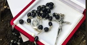 Após polêmica, Vaticano confirma que terço foi abençoado por Papa