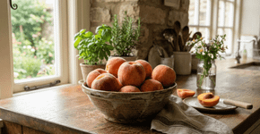 O fruto de pele macia que era o doce favorito das férias no sítio e que hoje perfuma a sua fruteira na cozinha todos os dias