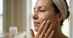 Nem sempre o creme mais caro é a melhor escolha: dermatologistas explicam por que a ordem de aplicação dos produtos pode fazer diferença nos cuidados com a pele madura