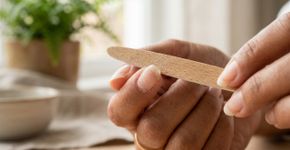 Sua unha começou a lascar em um canto? Fazer isso na hora pode evitar que ela quebre inteira
