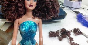 Em busca de representatividade, estudante customiza bonecas com características de mulheres negras