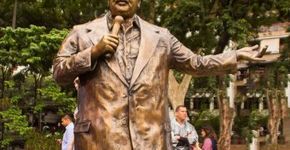 Estátua de Tim Maia ocupa Praça Afonso Pena na Tijuca