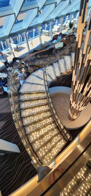 No MSC World America, famosa escada de Swarovski na exclusiva área Yatch Club