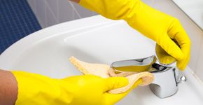 Como limpar a cozinha e o banheiro com apenas 1 litro de água
