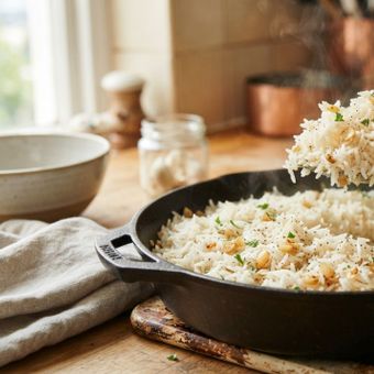 Featured mobile: Pare de temperar o arroz depois de pronto: o segredo dos cozinheiros para o grão ficar soltinho sem precisar lavar várias vezes