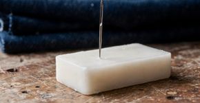 Use apenas um pedaço de sabonete pra agulha deslizar no tecido grosso igual manteiga