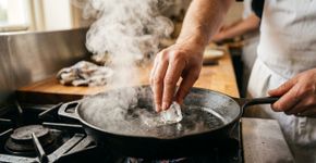 Passar um cubo de gelo sobre a frigideira quente: por que é recomendado antes de grelhar os legumes em casa