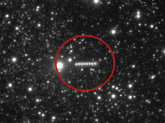 Série de imagens mostra o cometa 3I/ATLAS como uma série de pontos