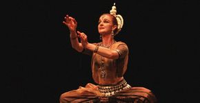 Espetáculo “Arpana – Uma oferenda aos Deuses” no Teatro de Dança