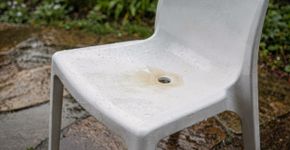 Para que serve esse furo redondo que tem no meio da cadeira de plástico?