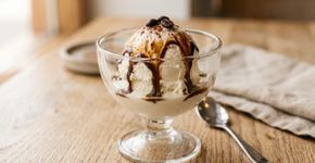Coloque uma bola de sorvete em um copo e despeje café expresso por cima: o clássico italiano usa praticamente 2 ingredientes e fica pronto antes que o sorvete tenha tempo de derreter completamente