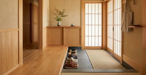 Por que no Japão eles sempre viram o sapato para a porta antes de entrar em casa