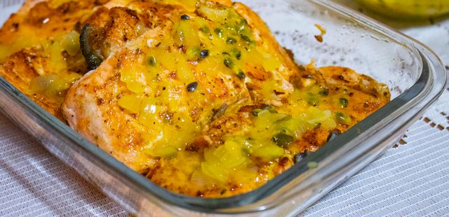 Salmão com molho de maracujá para um almoço delicioso