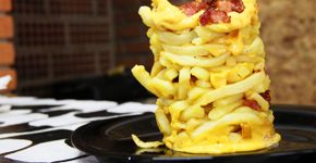Atenção, atenção, cenas fortes: torre de batata frita