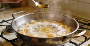 Por que um fio de óleo na água do macarrão evita que a espuma transborde no fogão