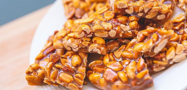 Aprenda a fazer pé de moleque com apenas 5 ingredientes