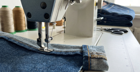 A técnica que virou tendência porque evita quebrar agulha na hora de fazer barra de jeans grosso