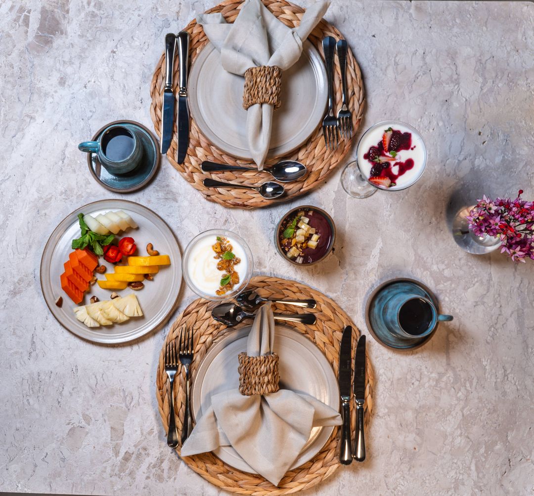 O menu vai de frutas, pães e acompanhamentos a pratos preparados individualmente, tapiocas e opções doces