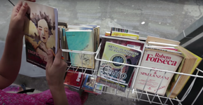 Projeto distribui livros em pontos de ônibus na zona sul de SP