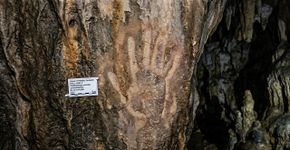 Uma marca de mão quase invisível numa caverna foi datada em pelo menos 67.800 anos e pode ser a arte rupestre mais antiga conhecida