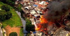 Incêndio toma conta de favela na Vila Jaguará, em Osasco