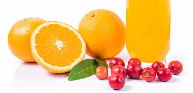 Experimente fazer suco de acerola com laranja para o calorão