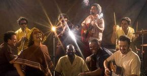Banda Clube do Balanço faz show no CCJ com participação de Jair Oliveira