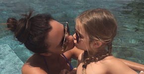 Foto de Victoria Beckham dando selinho na filha gera debate