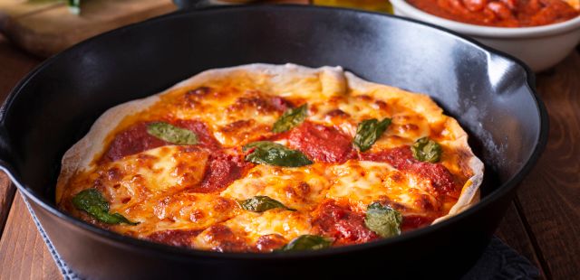 Pizza low carb de frigideira fica pronta em 10 minutos