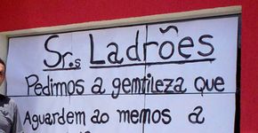Cartazes fazem pedidos para ladrões; veja galeria