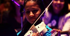 Orquestra sustentável tem instrumentos feitos de plástico